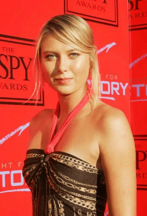 星空体育首页莎拉波娃回归赛场，势不可挡首场状态亮眼，瑞士队观众沸腾！(莎拉波娃夺冠视频)